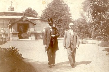 Hortulanus E.Th. Witte (rechts) bij de toenmalige boomvarenkas, 1895