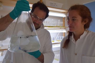 Maaike Goudriaan and Helge Niemann in the lab