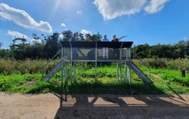 wandelaars op BertBos laarzenpad in Oostelijke Vechtplassen hoge resolutie