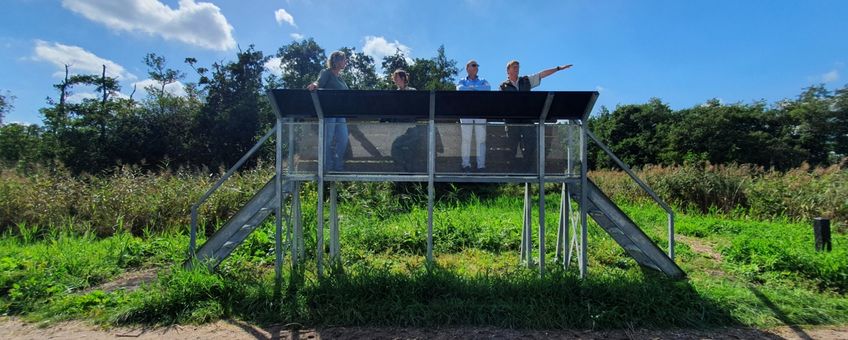 wandelaars op BertBos laarzenpad in Oostelijke Vechtplassen hoge resolutie