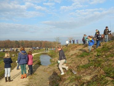 Kinderen planten boompjes in idylle op bedrijventerrein in Zuidwolde