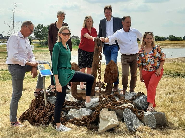 Vertegenwoordigers van alle organisaties en omwonenden met anker in uiterwaard Salmsteke bij Jaarsveld aan de Lek