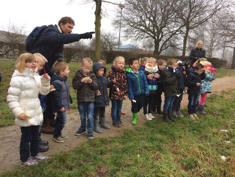 Kinderen van Groep 2, de Konijnen, tellen de vogels