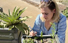 Auteur bij kuip met stoepplantjes in Hortus botanicus Leiden