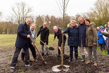 De officiële opening vond plaats door het planten van een boom