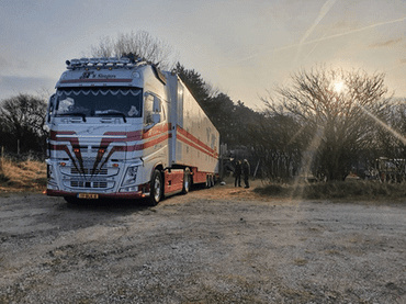 Vrachtwagen op de ochtend van het transport bij Kraansvlak
