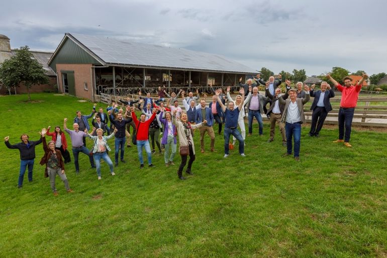 De samenwerkingsovereenkomst werd ondertekend door twintig enthousiaste partners. De ondertekening vond plaats bij zuivelboerderij en Landwinkel IJsseloord (Arnhem). De familie Lubbers werkt hier aan natuurinclusieve landbouw. 