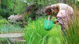 Mensen doen mee aan onderzoek waterdiertjes