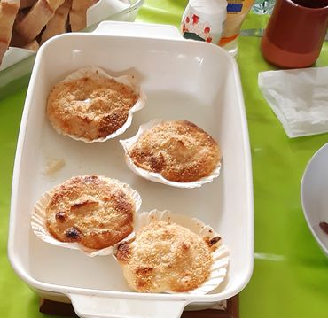 Coquilles St. Jacques. Onder andere heerlijk en beroemd als ovengerecht. Je kunt ze zelf ook in de oven klaarmaken. De Fransen nemen er dan meestal een beker cider bij. Maar wijn smaakt ook uitstekend!