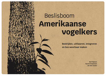 Later in het bos wijst projectmedewerker Jos Kerssemakers ook nog op de Beslisboom Amerikaanse vogelkers