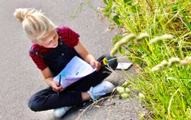 Kind onderzoekt paardenbloem