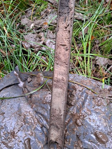 Gelaagde afzettingen van (organische) silt in het beekdal