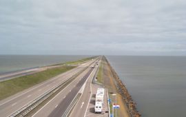 Afsluitdijk met de Waddenzee links en het IJsselmeer rechts
