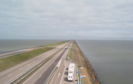 Fryslan0109 Afsluitdijk met de Waddenzee links en het IJsselmeer rechts