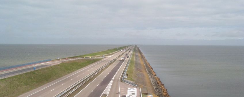 Afsluitdijk met de Waddenzee links en het IJsselmeer rechts