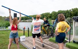 Lowlandsbezoekers op de filterfiets