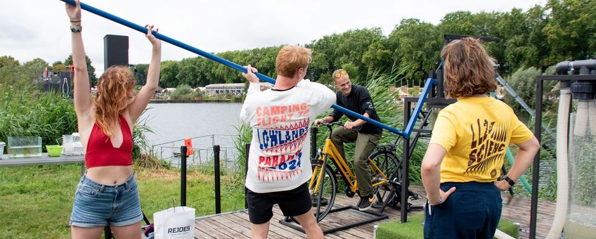 Lowlandsbezoekers op de filterfiets