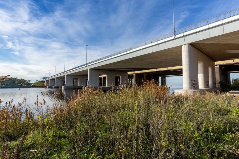 Een gedeelte van de autosnelweg tussen Amsterdam en Almere, met een van de bermen die HOCHTIEF beheert