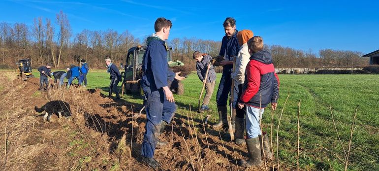 Jan Willem met vrijwilligers die helpen een haag te planten