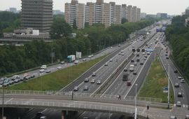 Rijksweg A10 West, gezien vanaf gebouw De Tribune (Amsterdam Bos en Lommer), Aansluiting Amsterdam-Geuzenveld op de voorgrond