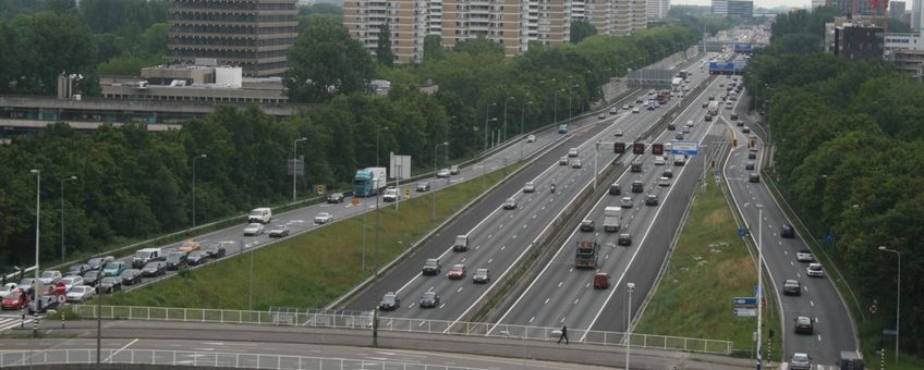 Rijksweg A10 West, gezien vanaf gebouw De Tribune (Amsterdam Bos en Lommer), Aansluiting Amsterdam-Geuzenveld op de voorgrond