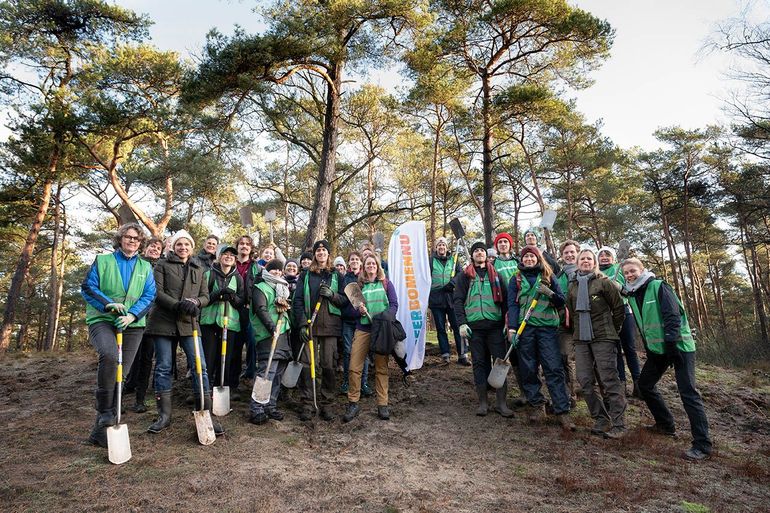 Een grote groep vrijwilligers hielp mee tijdens de boomoogst