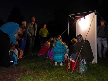 Om nachtvlinders aan te lokken gebruik je juist licht met veel UV-straling