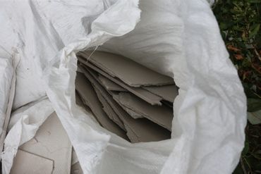 Illegale dumping van asbest in de natuur