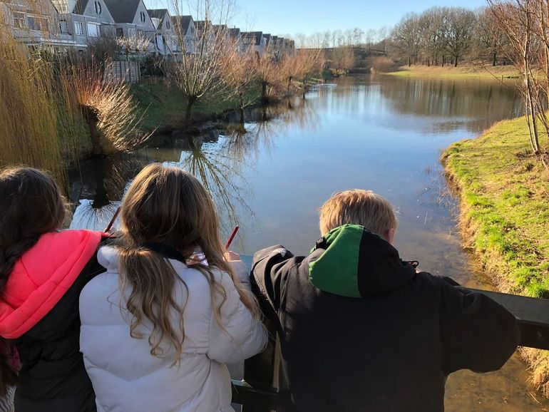 Kinderen die vogels tellen en opeens allemaal nieuwe dieren en planten in hun eigen omgeving zien