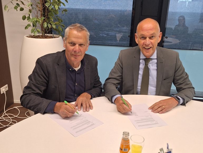 Bert de Groot (HDSR) en Gijs de Kruif (gedeputeerde transitie landelijk gebied) tekenen de samenwerkingsovereenkomst Heuvelrug en Flanken