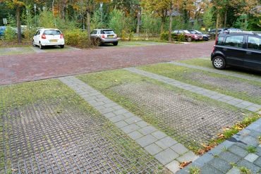 Groene parkeerplaatsen met waterberging