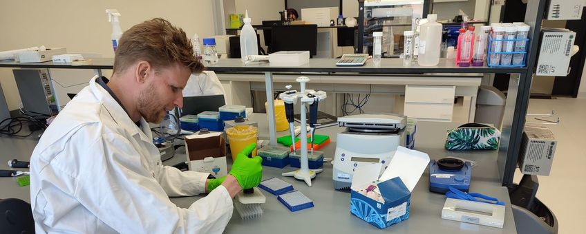 Kasper Hendriks in the Naturalis laboratory