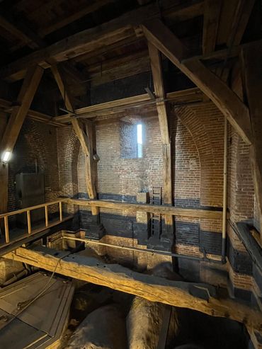 Deze houten balken van de Sint-Janskathedraal in Den Bosch konden eerst niet gedateerd worden omdat ze te weinig jaarringen bevatten, met isotopen kan dit nu wel