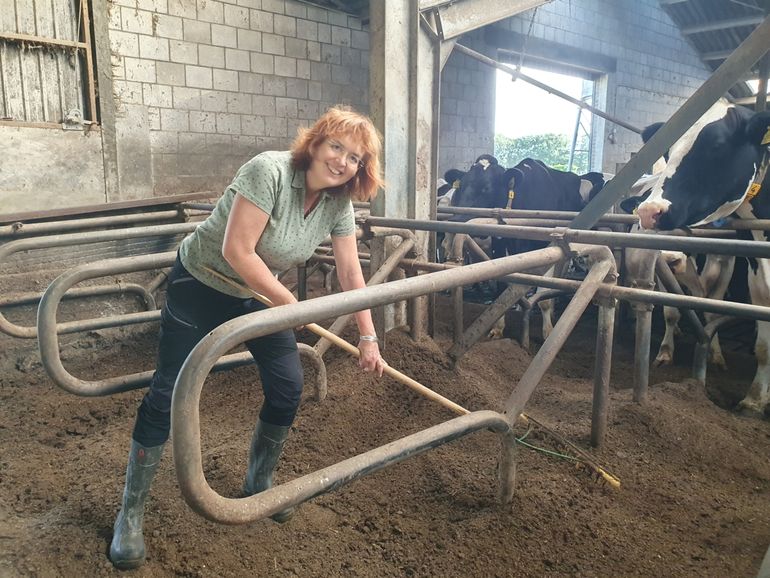 Natasja Oerlemans van WWF-NL aan de slag in de stal