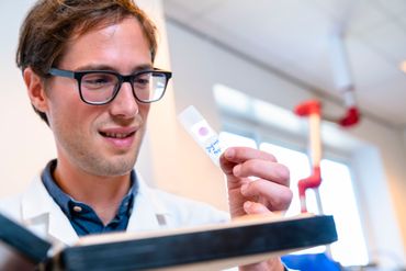 Onderzoeker Marcel Polling ontdekte onder andere dat stuifmeel intact blijft in microscopische preparaten