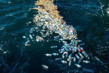 Plastic afval in zee