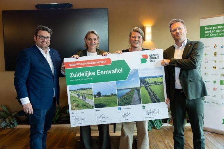 Mark Eijbaard (gemeente Baarn), Mirjam Sterk (provincie Utrecht), Aukje Treep (gemeente Soest) en Rutger Dijksterhuis (gemeente Amersfoort) tonen het ondertekeningsbord met hun handtekeningen