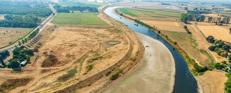 Droogte verandert het rivierlandschap: bij lage waterstanden komen grote delen van de bedding droog te liggen