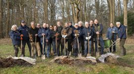 Gedeputeerde Mirjam Sterk samen met grondeigenaren, vrijwilligers en groene organisaties