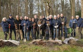 Gedeputeerde Mirjam Sterk samen met grondeigenaren, vrijwilligers en groene organisaties