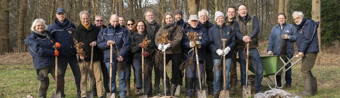 Gedeputeerde Mirjam Sterk samen met grondeigenaren, vrijwilligers en groene organisaties