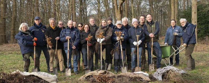 Gedeputeerde Mirjam Sterk samen met grondeigenaren, vrijwilligers en groene organisaties