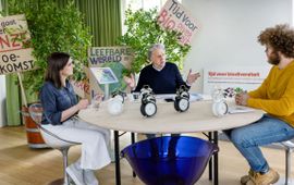 Naturalis Biodiversity Center Namens JongerenXNaturalis bieden Aniek Moonen (links) en Auke-Florian Hiemstra (rechts) het manifest aan aan Ed Nijpels (midden.