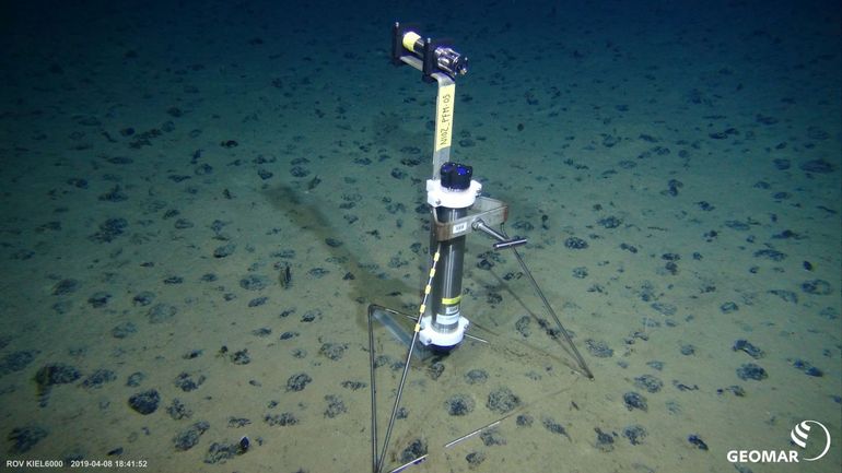 Sensor frame deployed among the polymetallic nodules in the Clarion-Clipperton Zone in the NE equatorial Pacific Ocean. The top sensor is a turbidity sensor recording suspended particulate matter loads and the bottom vertically mounted sensor is an ADCP (Acoustic Doppler Current Profiler) used for recording current speed and direction, as well as vertical profiles of turbidity