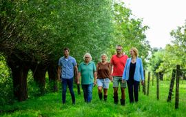 Eddie Mol Landschapselementen als knotbomen, een hoogstamboomgaard en bossingel vonden enkele jaren geleden een plek bij de familie Hendriks in Den Dungen. Met hulp van veldcoördinatoren van Brabants Landschap, de gemeente Sint-Michielsgestel en de Provincie Noord-Brabant krijgen zij door de Stimuleringsregeling Landschap ook hulp bij het beheer. De familie ziet nu meer hazen, diverse uilen en heeft minder last van ratten