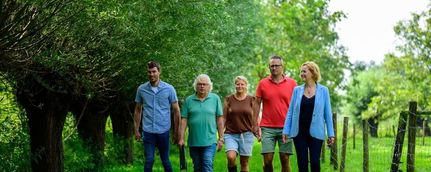 Landschapselementen als knotbomen, een hoogstamboomgaard en bossingel vonden enkele jaren geleden een plek bij de familie Hendriks in Den Dungen. Met hulp van veldcoördinatoren van Brabants Landschap, de gemeente Sint-Michielsgestel en de Provincie Noord-Brabant krijgen zij door de Stimuleringsregeling Landschap ook hulp bij het beheer. De familie ziet nu meer hazen, diverse uilen en heeft minder last van ratten