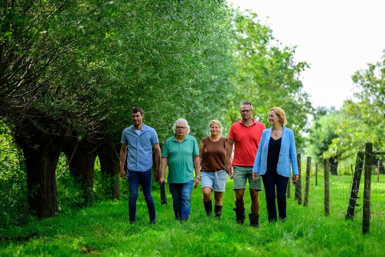 Landschapselementen als knotbomen, een hoogstamboomgaard en bossingel vonden enkele jaren geleden een plek bij de familie Hendriks in Den Dungen. Met hulp van veldcoördinatoren van Brabants Landschap, de gemeente Sint-Michielsgestel en de provincie Noord-Brabant krijgen zij door de Stimuleringsregeling Landschap ook hulp bij het beheer. De familie ziet nu meer hazen, diverse uilen en heeft minder last van ratten