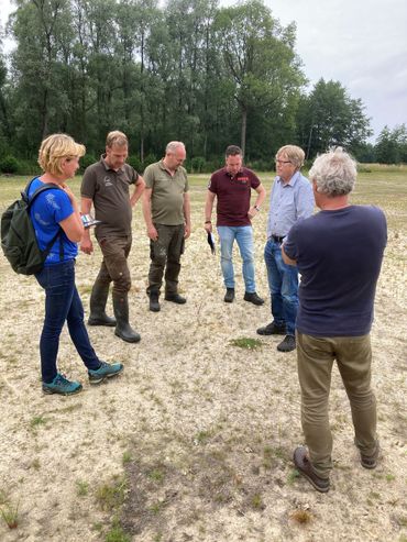 Groep onderzoekers op veldbezoek bij Landgoed De Boom, v.l.n.r. Liesbeth van Rijnsbergen (Adviesbureau R.I.E.T), Remco Jousma (opzichter Landgoed de Boom), Theo Klink (Landgoed de Boom), Mark van Mullekom (B-WARE), Jan Roelofs (B-WARE), Frans van Diepen (ecoloog, Provincie Utrecht)