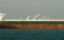 U.S. Navy, publiek domein, http://www.navy.mil/swf/index., Commercial crude oil supertanker AbQaiq