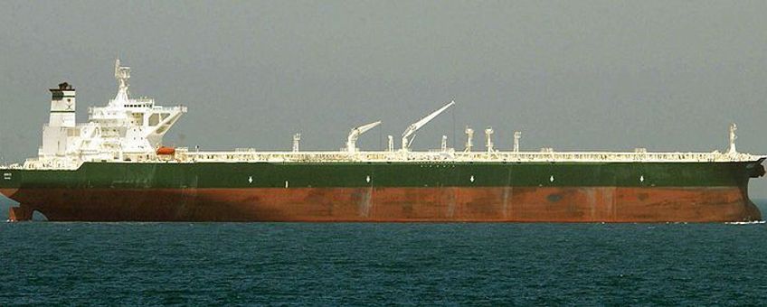 U.S. Navy, publiek domein, http://www.navy.mil/swf/index., Commercial crude oil supertanker AbQaiq